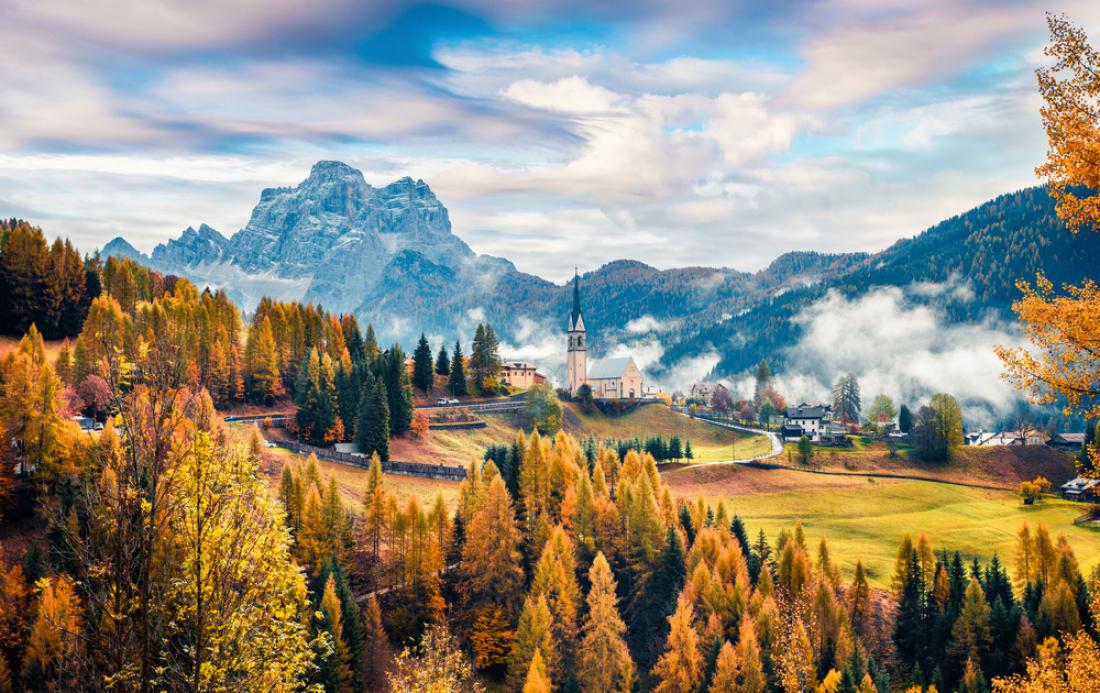 Cortina D'Ampezzo je vredna obiska v vseh letnih časih, ne samo pozimi. Jeseni vas bodo začarale barve in skrivnostne meglice. Foto: Andrew Mayovskyy/Shutterstock