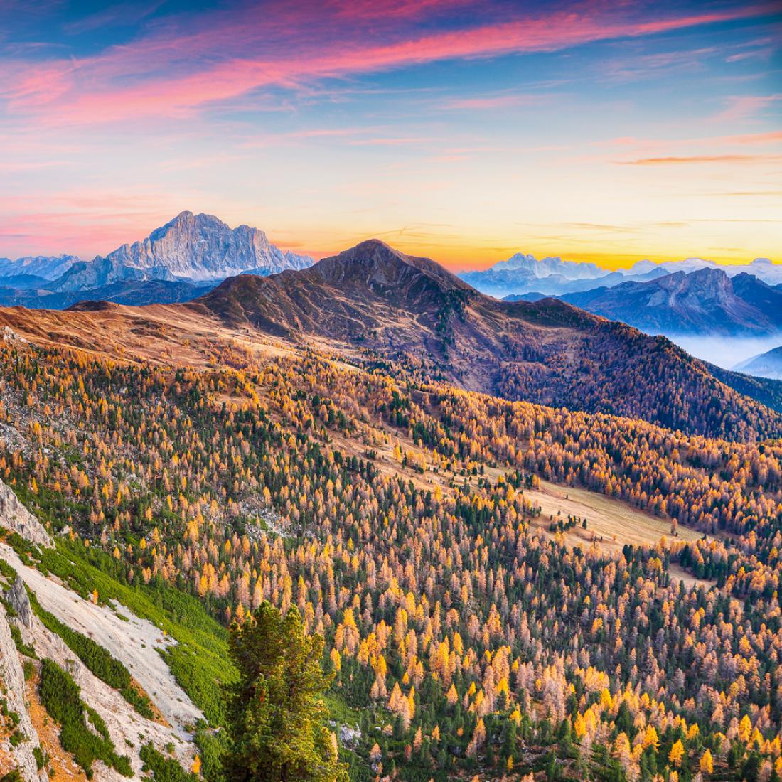 Jesen je med vrhovi, ki obdajajo Cortino D'Ampezzo, čudovita. Tak pogled se vam bo odprl na prelazu Falzarego. Foto: Vadym Lavra/Shutterstock