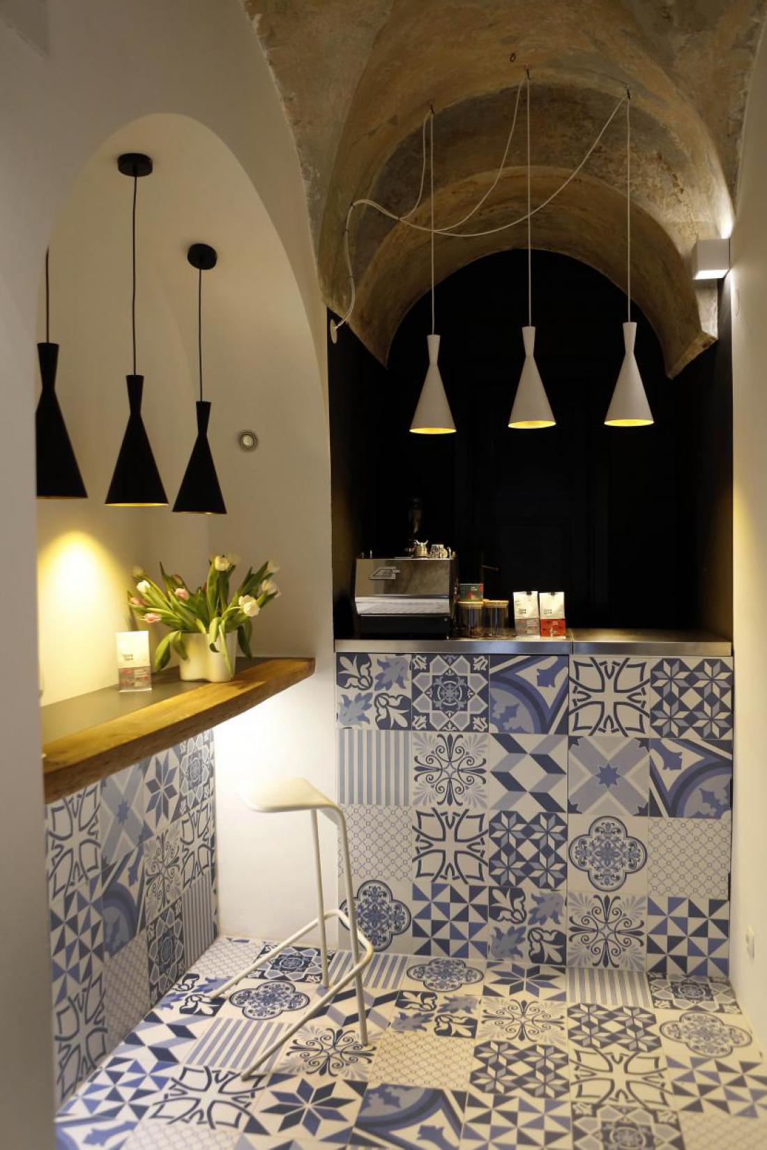 V butični kavarnici prostor lepšajo modro-belime ploščice, ki črpajo navdih pri arhitekturi španskih in portugalskih kolonialistov.