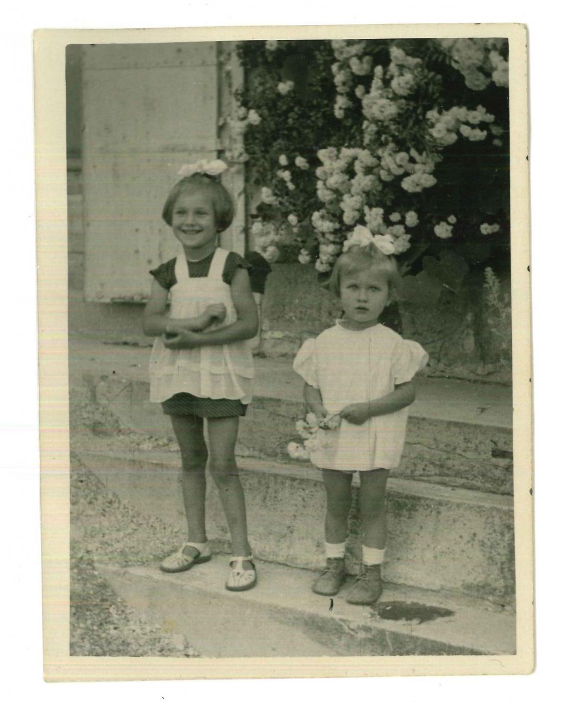 Danica Zorin Mijošek (desno) s sestro Milico