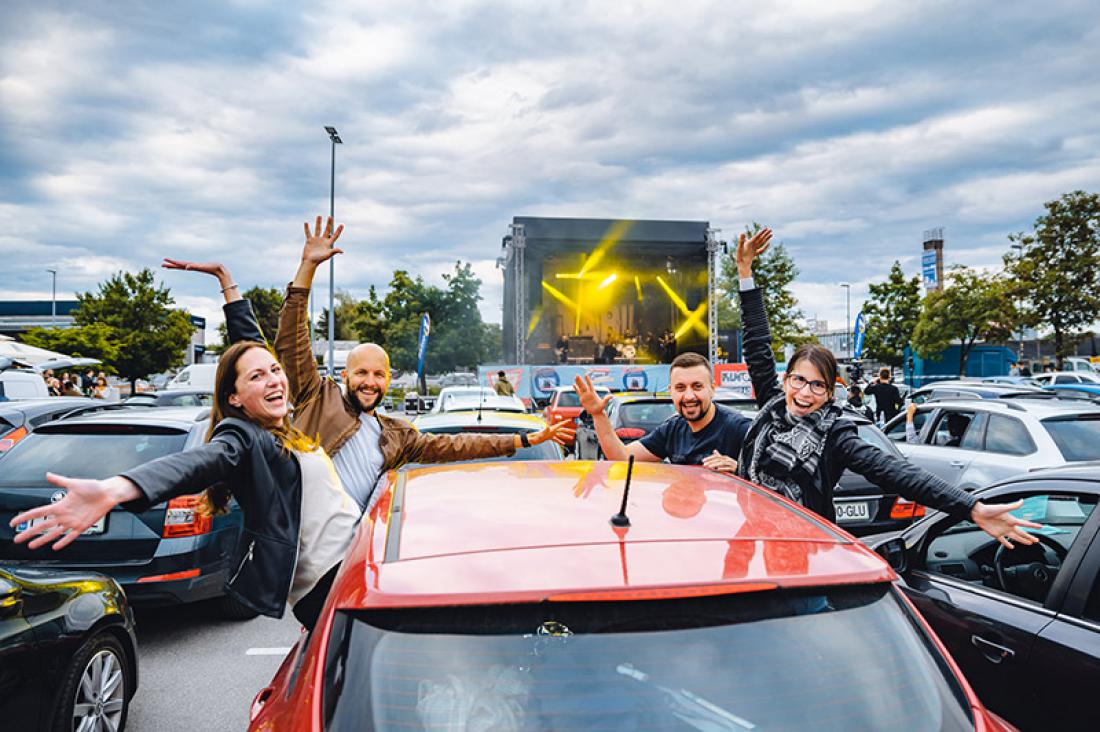 Takole so se obiskovalci zabavali na prvem drive-in koncertu Tabujev. Foto: Matic Kremžar