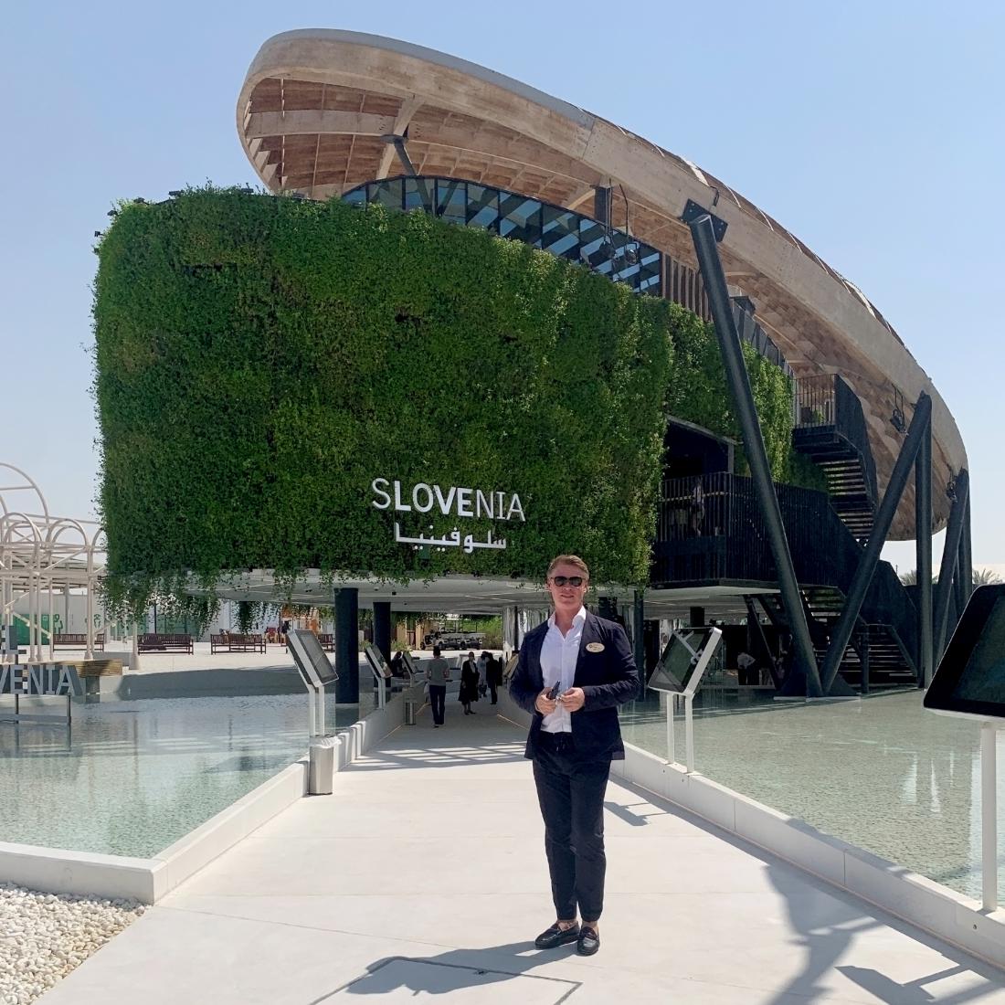 Robert Klun pred trajnostnim slovenskim paviljonom, ki ga je zasnoval za Expo 2020 v Dubaju.