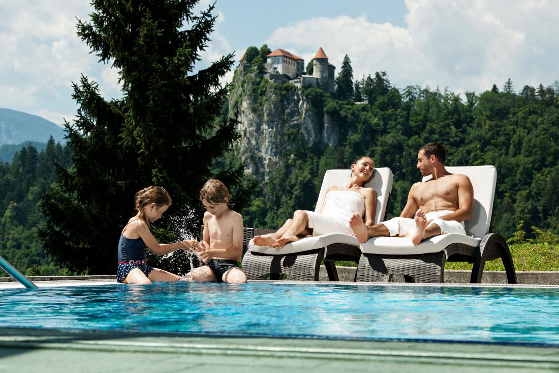 Naj vas začara bazenski kompleks v Rikli Balance Hotelu s pogledom na Blejski grad.