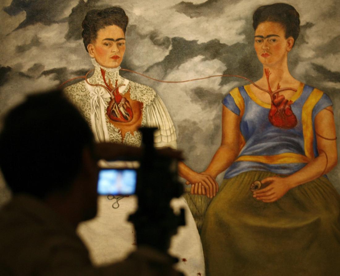 Fridino slikarsko delo z naslovom 'Los dos Fridas' iz leta 1939 na razstavi v Mexico City's Bellas Artes museum. Foto: Daniel Aguilar/Reuters
