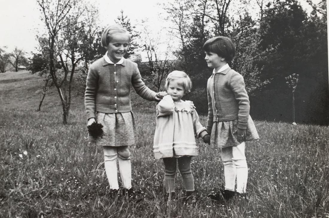 Biserka (na desni), na sredini je njena sestrična Irena in levo sestra Vida.