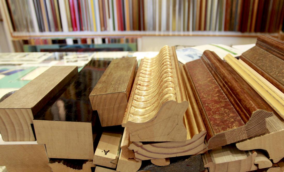 Okvirji so narejeni iz različnih materialov, med lesenimi najdete tudi eksotične vrste lesa.