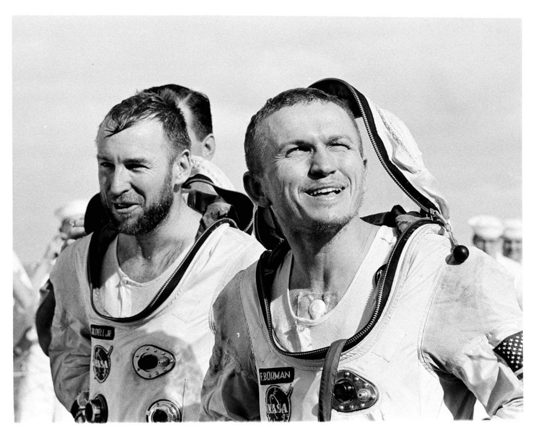 -Astronavta Frank Borman in Jim Lovell ob koncu misije Gemini 7 decembra 1965. Bila je zelo neprijetna izkušnja, sta povedala takrat, v nekem trenutku sta si morala delili tudi zobno ščetko.