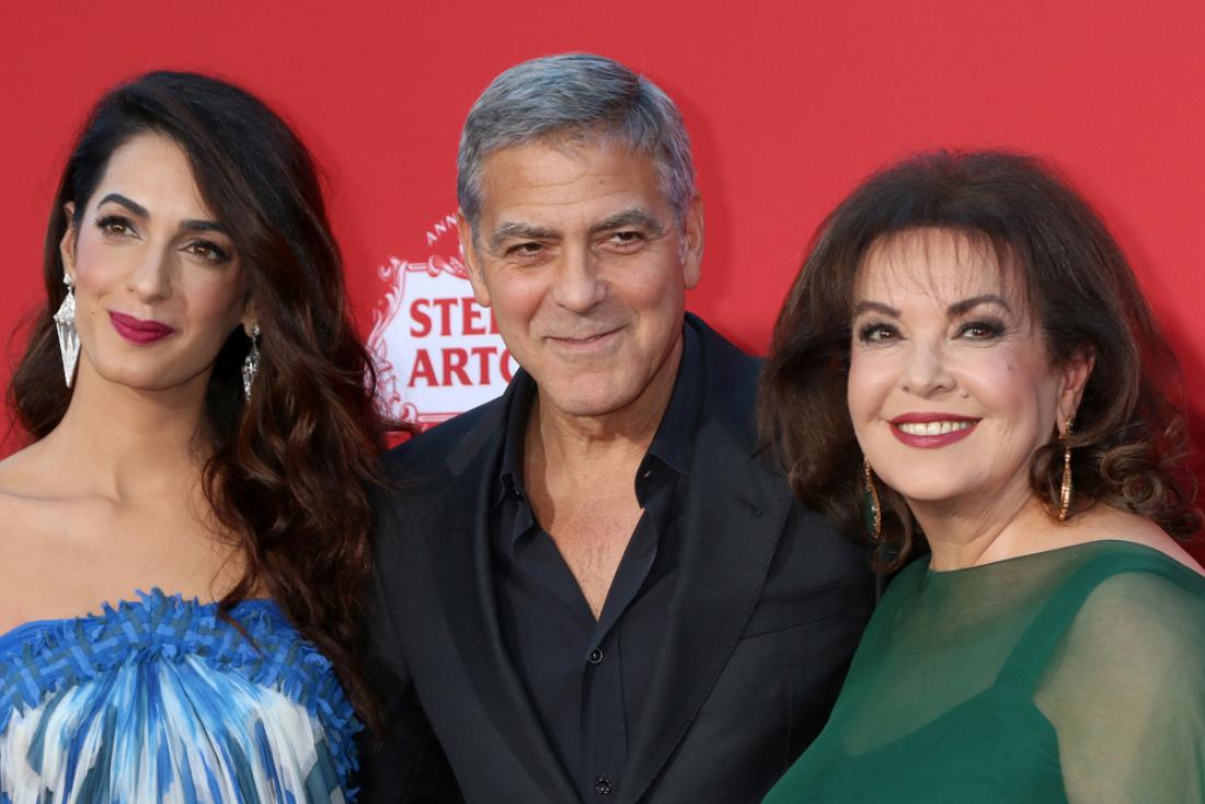 George Clooney pravi, da zdaj v karanteni veliko bolje razume ženske. Na sliki z ženo Amal in taščo Bario Alamuddin. Foto: Kathy Hutchins/Shutterstock