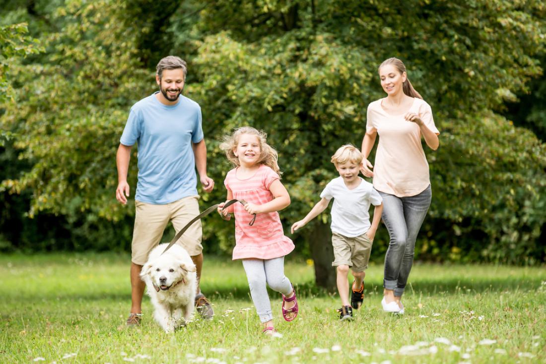 Spodbudite k aktivnemu življenju že svoje otroke in privzgojili jim boste zdrave navade. Foto: Robert Kneschke/Shutterstock