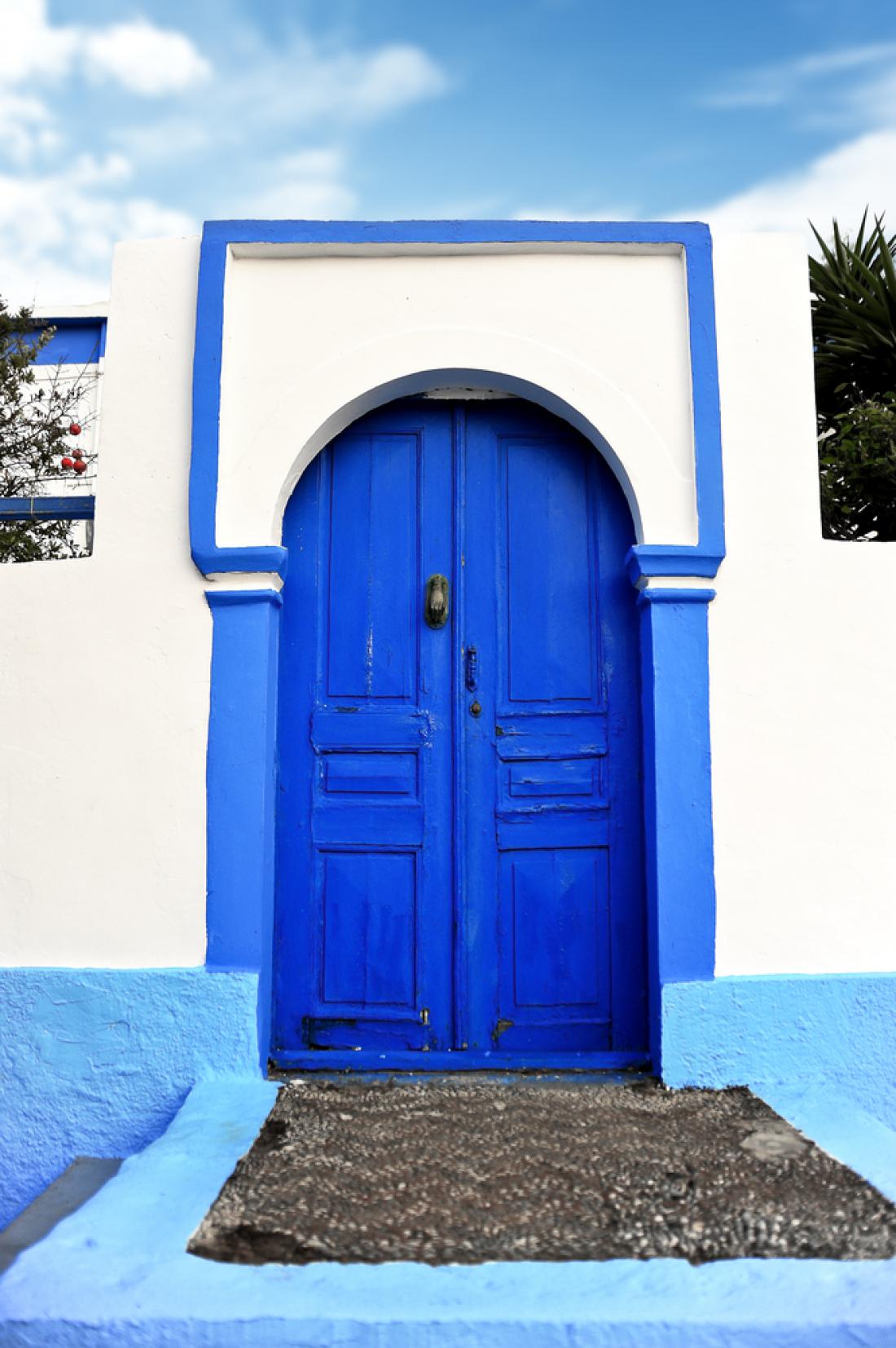 Tudi v vasicah se vam bo spočil pogled, vse je namreč v značilni grški belo-modri kombinaciji. Foto: Antlio/Shutterstock