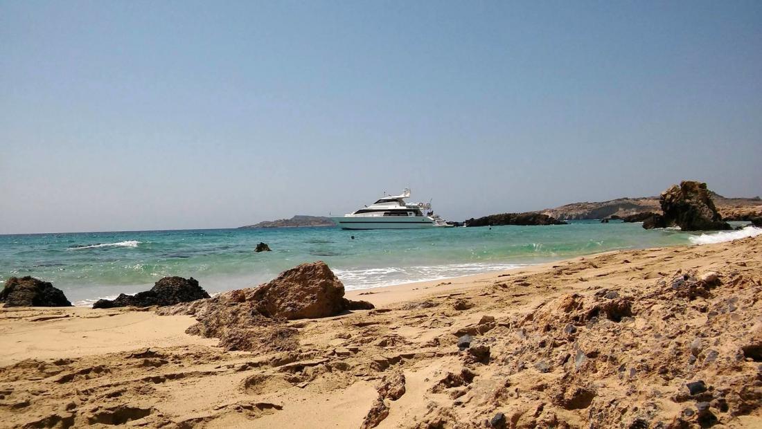 Otok Armathia, kjer je še pred šestdesetimi leti živelo osem ljudi in pred osemdesetimi okoli sto, streljaj od Kasosa, od koder so dobre povezave z luksuznimi jahtami ali skromnejšimi turističnimi čolniči, se lahko pohvali z eno najlepših plaž v Sredozemlju. Foto: Gorazd Dominko Srakar