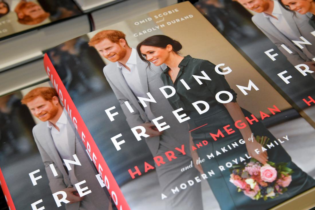 Na trgovske police je končno prišla knjiga o Harry in Meghan ter njuni ločitvi od monarhije, a ne razkriva nič novega, saj so avtorji sedaj le priznali, da zakonca Sussex pri nastajanju knjige nista sodelovala. Foto: Toby Melville/Reuters