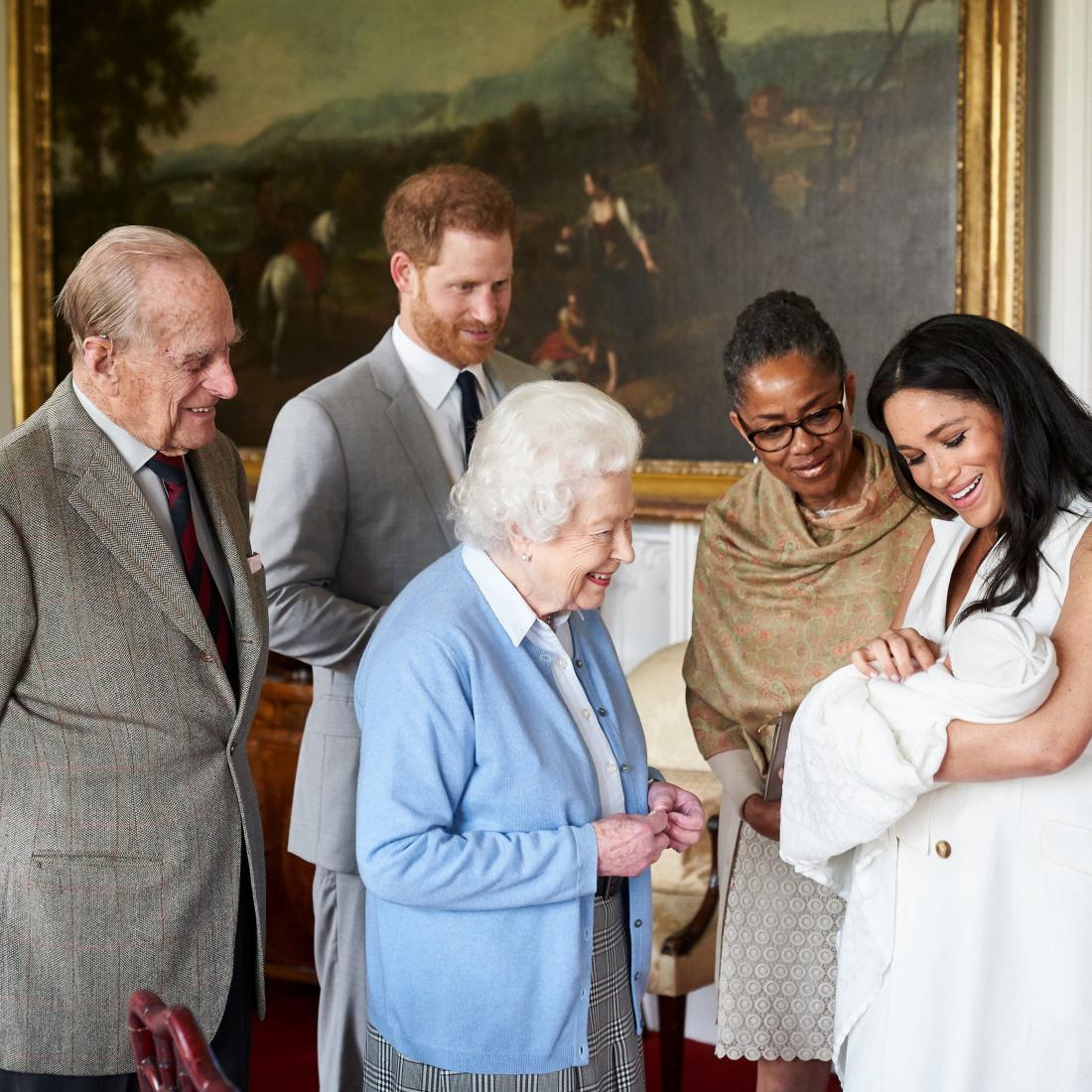 Navdušena prastara starša kraljica in princ Filip ter babica Doria Ragland ob rojstvu prvorojenca princa Harryja in Meghan. Foto: Chris Allerton/Copyright SussexRoyal/Pool via Reuters