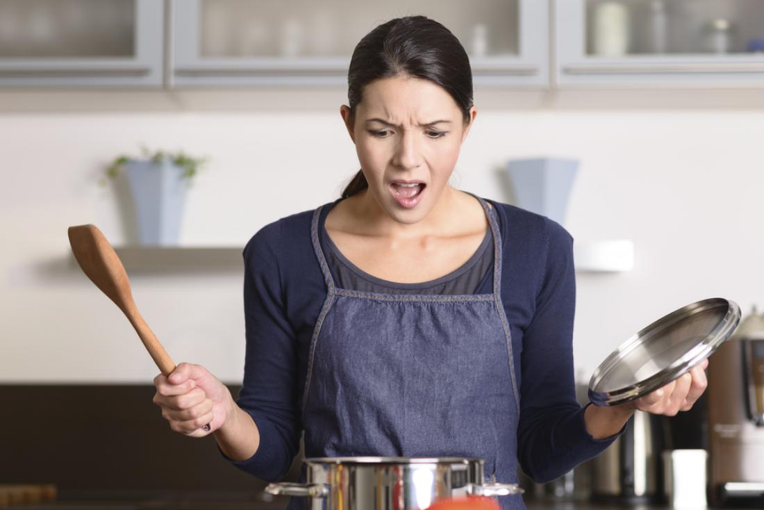 Si pripravljate hrano jezni ali nejevoljni? Tudi to lahko povzroči, da se po zaužitem obroku, četudi je skuhan doma, počutite slabo. Foto: LarsZ/Shutterstock