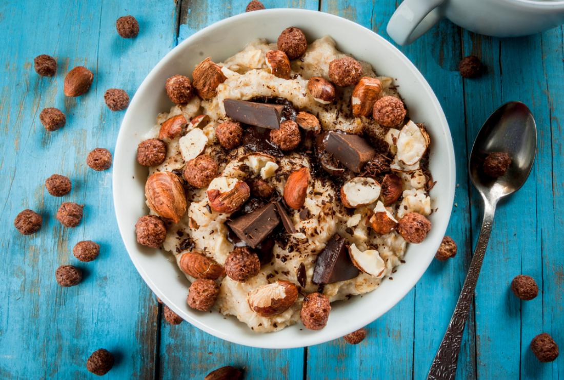 Magnezija je veliko v oreških, temni čokoladi in ovsenih kosmičih, ki so odlična kombinacija za zdrav zajtrk. Foto: Rimma Bondarenko/Shutterstock