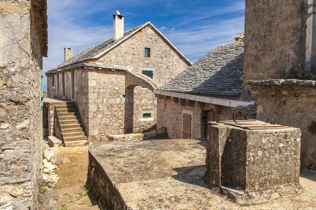 V idilični vasici Humac si lahko obiskovalci ogledajo stoletne kamnite hiše. Foto: NOWAK LUKASZ/Shutterstock