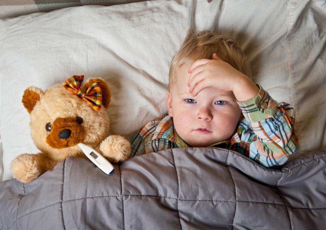 Otroci se najpogosteje okužijo preko staršev ali prijateljev, ki so zboleli. Foto: Sharomka/Shutterstock