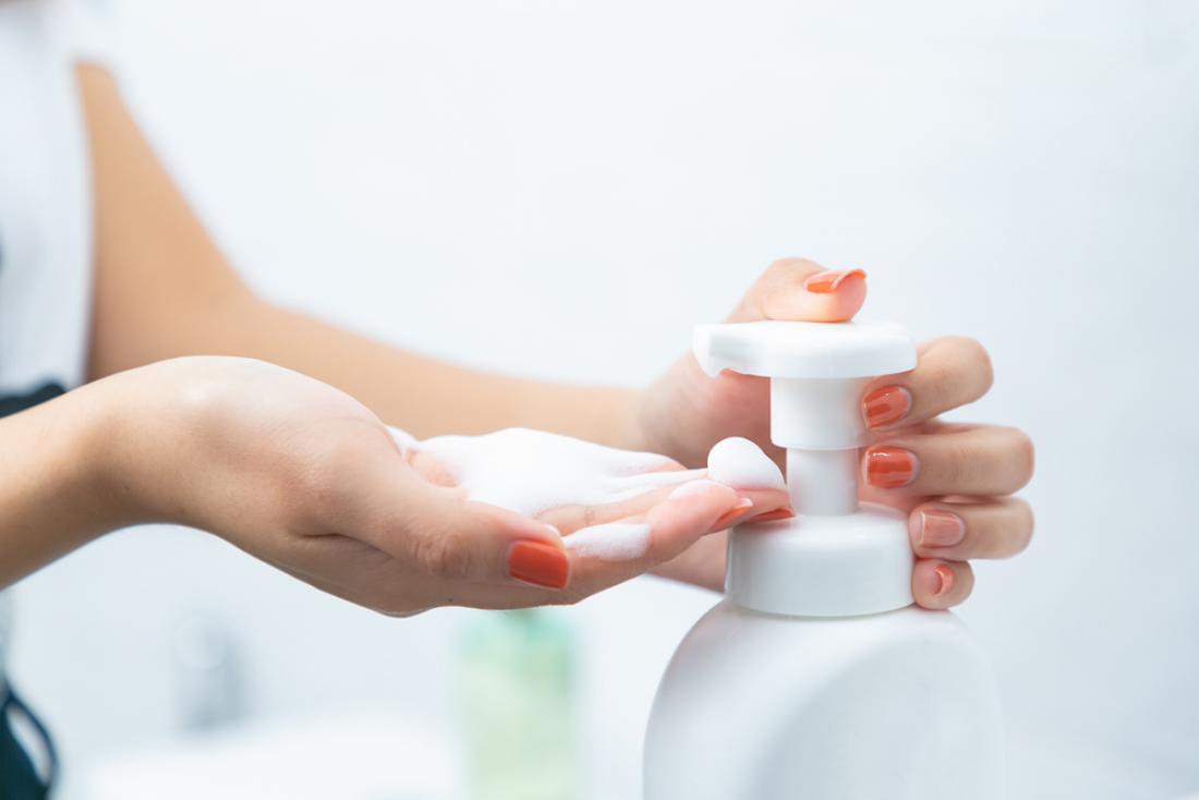 Ne pretiravajte s čistilnimi sredstvi, vagina se namreč v notranjosti čisti sama z izcedki. Foto: Zyn Chakrapong/Shutterstock