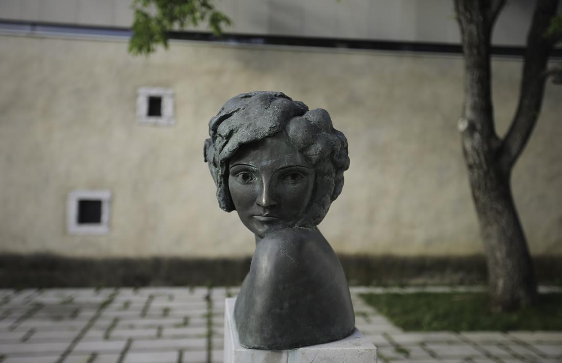 Doprsni kip Ite Rine na dvorišču muzeja. Foto: Jože Suhadolnik