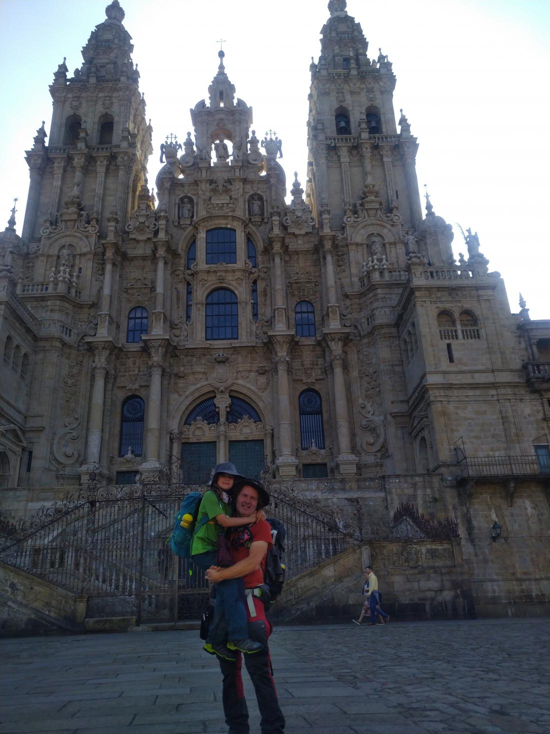 Igor Vidmar s hčerko Beatriko v Santiagu de Compostela pred katedralo sv. Jakoba.