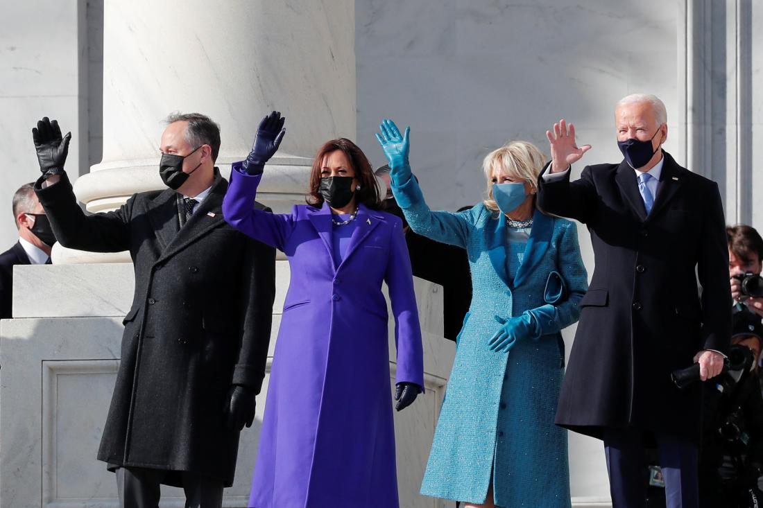 Joe Biden s soprogo Jill Biden in Kamala Harris s soprogom Dougom Emhoffom ob prihodu na inavguracijo v Washingtonu. Foto: Mike Segar/Reuters