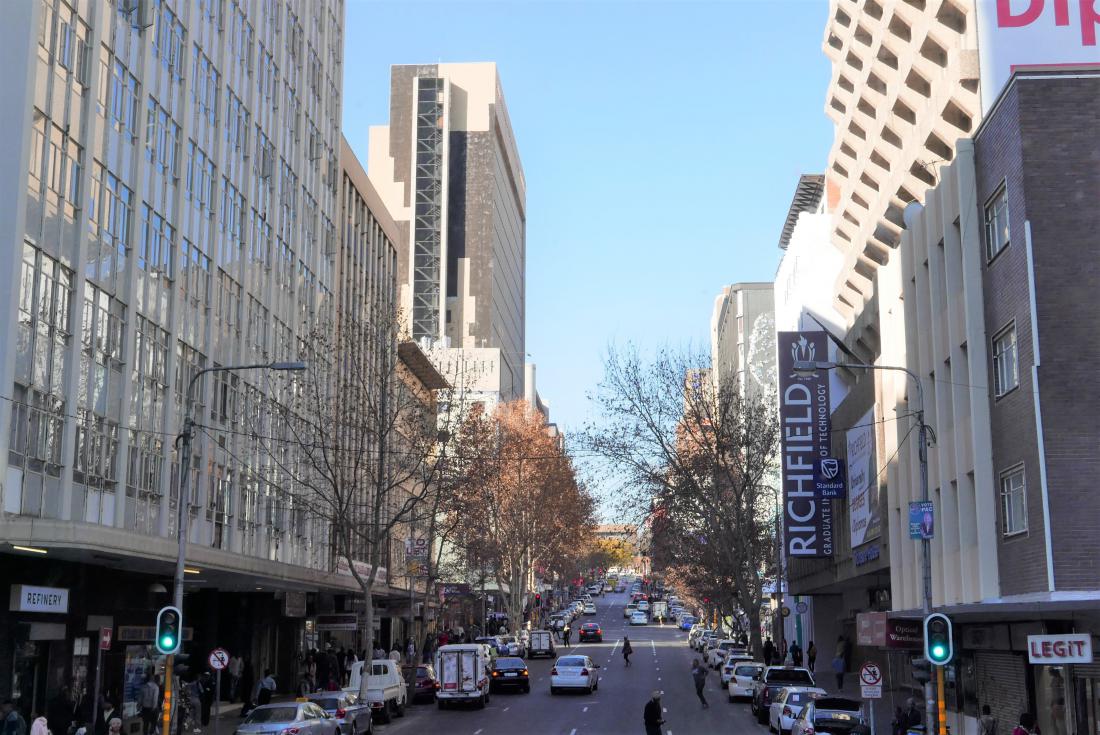 Na prvi pogled ulice Johannesburga ne zgledajo prav nič neobičajne.