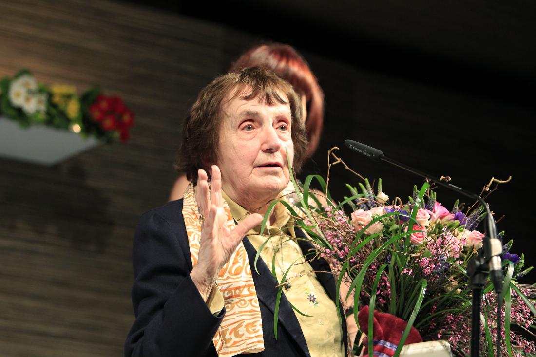 Jolka Milič ob prejemu nagrade Ona 365 za leto 2013. Foto: Leon Vidic