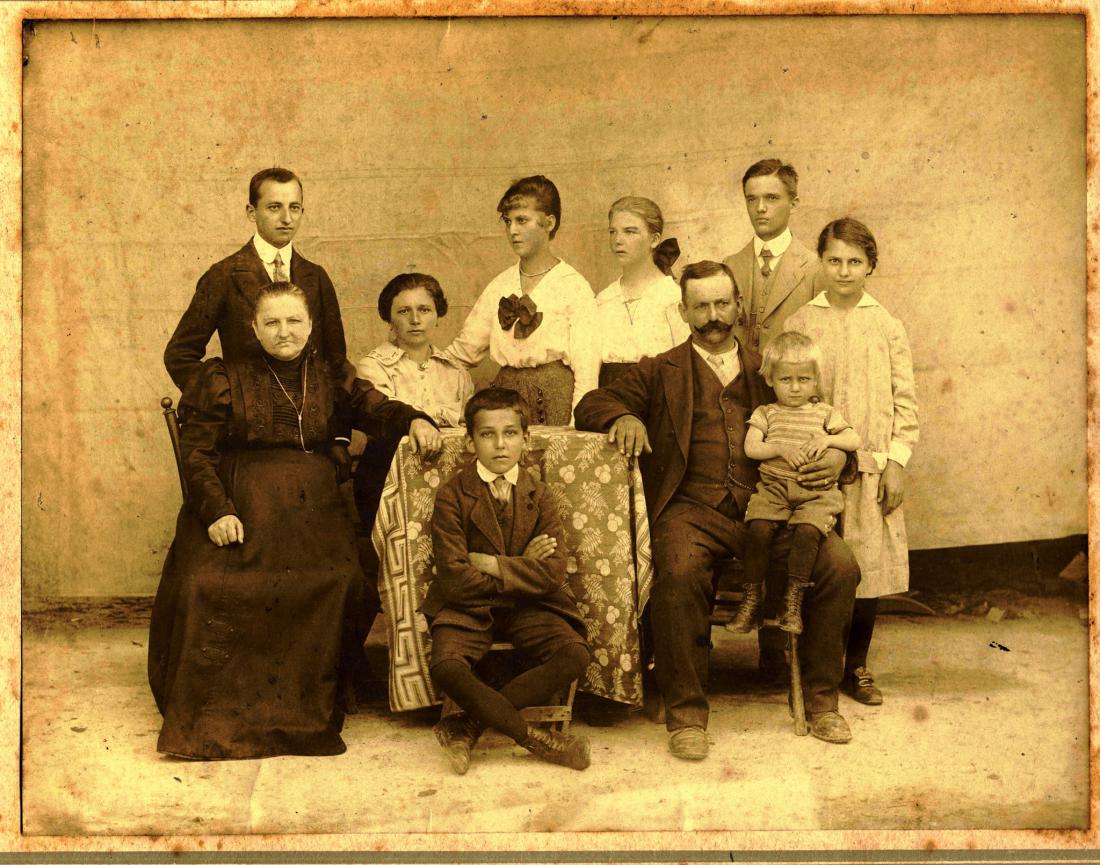 Družina Karlovšek, Jože Karlovšek, mojster slovenske ornamentike je v zadnji vrsti na desni.