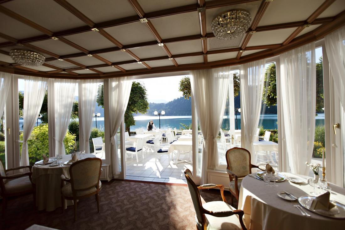 Ta butična restavracija s svojo intimno atmosfero, čudovitim pogledom na Blejsko jezero in s sezonskimi gurmanskimi presežki privablja tiste, ki radi jed občutijo z vsemi čuti.
