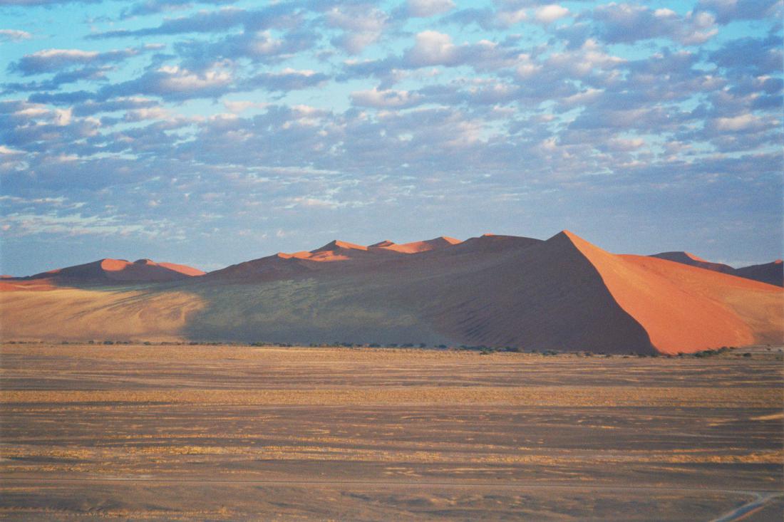 Sipina 45 se dviga 300 metrov visoko, puščava Namib Naukluft