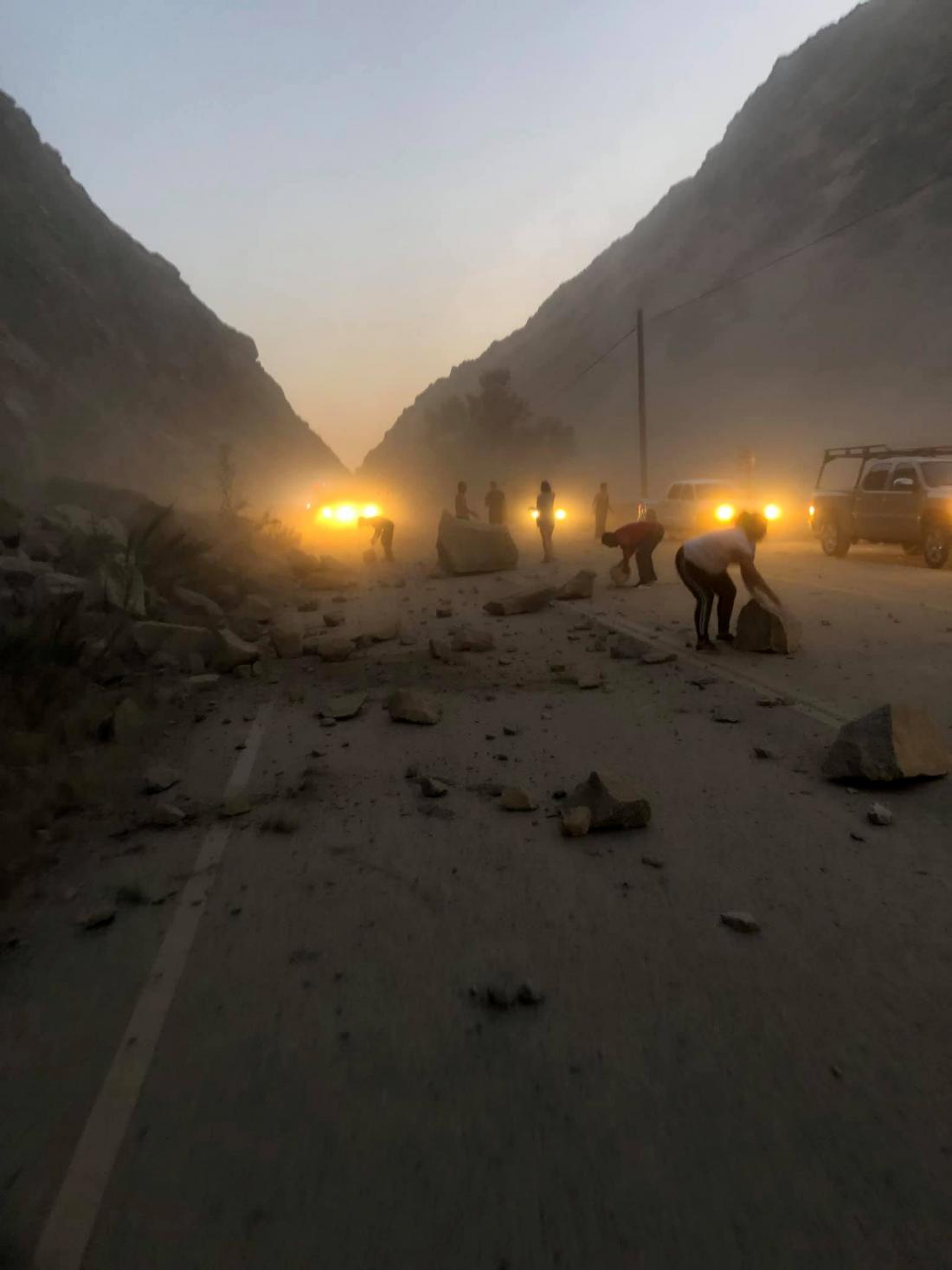 Potres je povzročil plaz skal, ki so pristale na cesti. (Foto: Reuters)