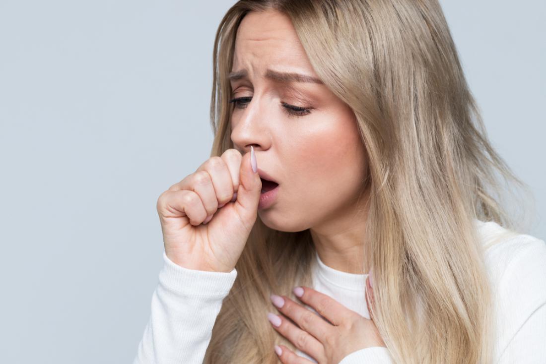 Če vas pesti kroničen, nenehen kašelj, obiščite zdravnika. Foto: DimaBerlin/Shutterstock