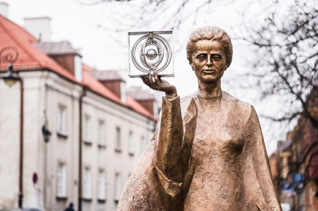 V Varšavi, kjer se je rodila, so Curiejevi v spomin postavili kip. Foto: HUANG Zheng/Shutterstock