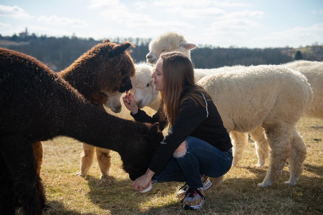 Življenje na kmetiji jo veseli, še posebej uživa v družbi alpak.