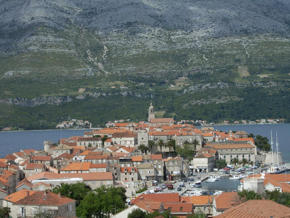 Korčula: otoška prestolnica se spogleduje s polotokom Pelješac.