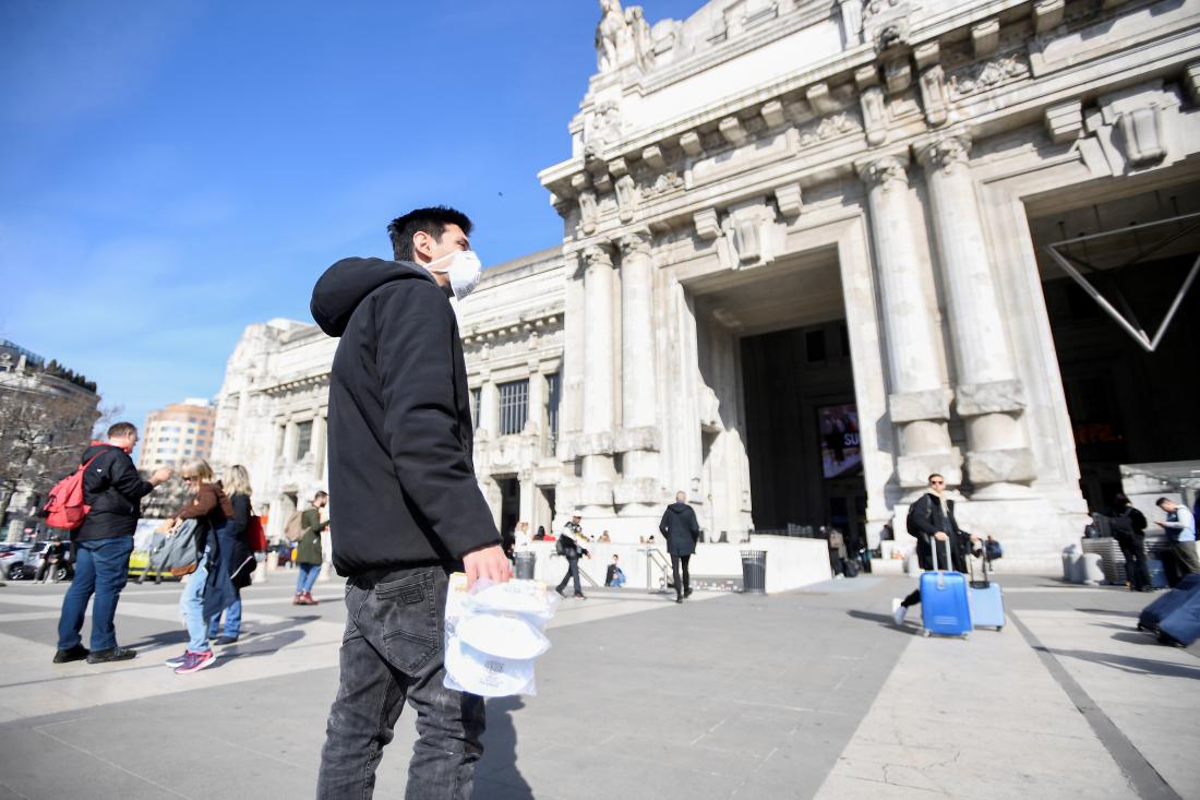 V Milanu so pomanjkanje zaščitnih mask izkoristili ulični prodajalci.