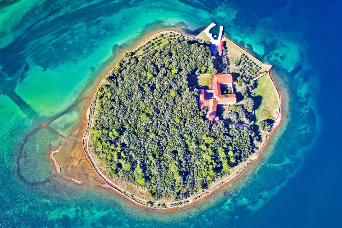 Otok Košljun je kulturni spomenik, na njem pa lahko najdemo tudi 540 rastlinskih vrst. Foto: xbrchx/Shutterstock