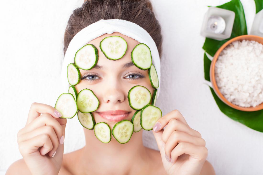 Za nego kože lahko uporabljate sveže narezane rezine kumar, njihov sok ali pa jih zmečkate v masko za obraz. Foto: SunKids/Shutterstock
