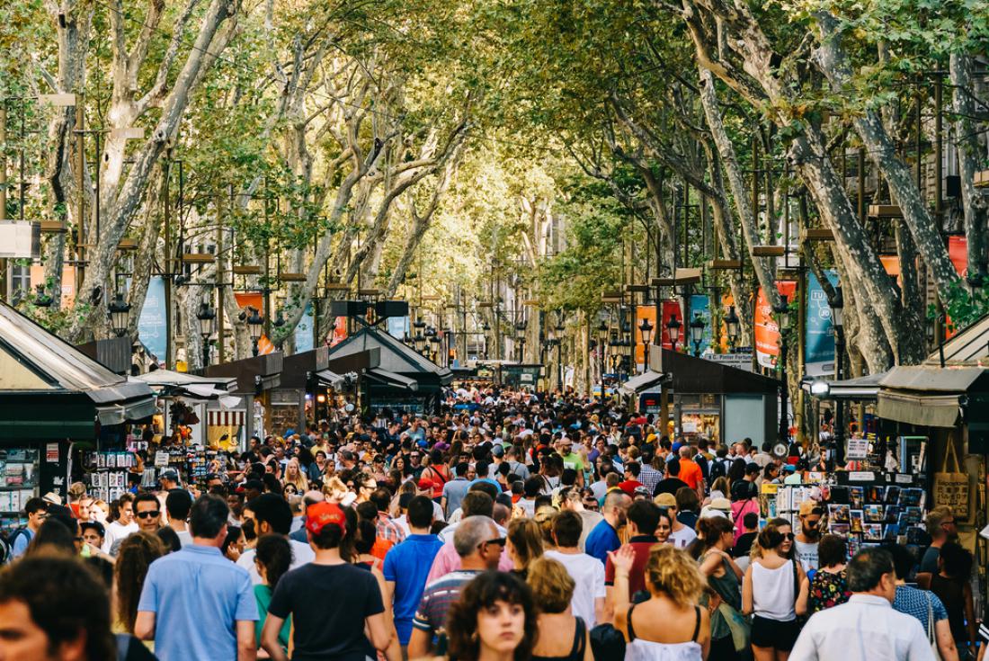Slovita glavna ulica v Barceloni La Rambla pred izbruhom koronavirusa. Foto: Radu Bercan/Shutterstock