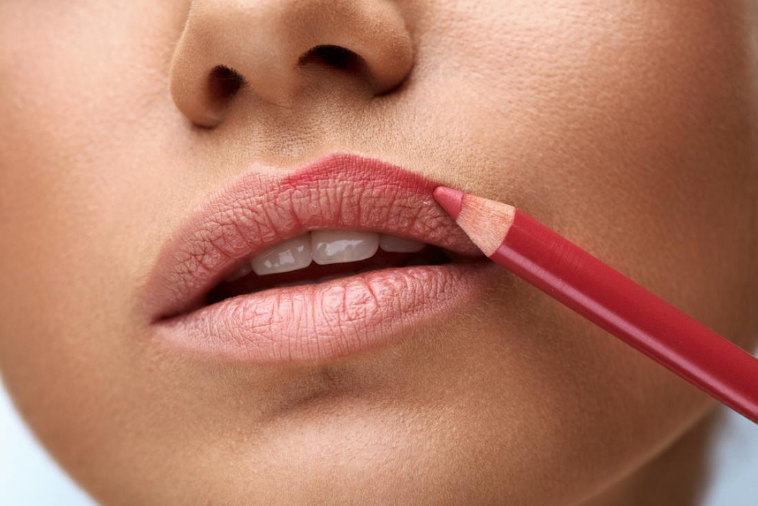 Uporaba svinčnika za ustnice je po 40. letu obvezna. Foto: Puhhha/Shutterstock