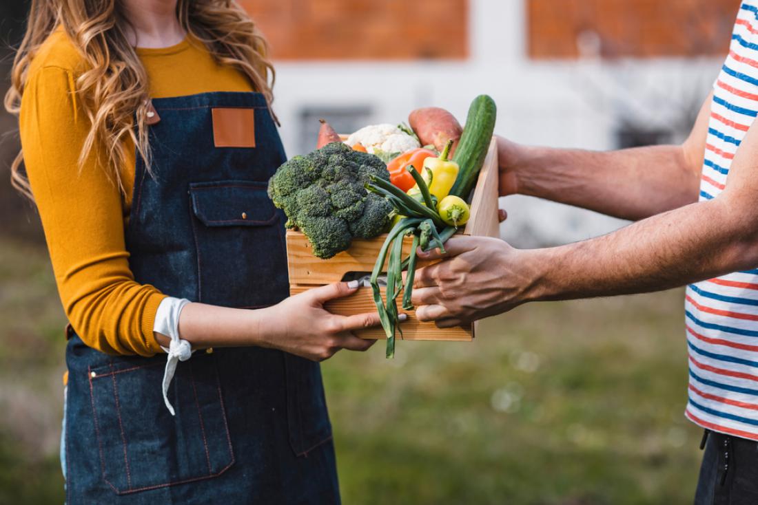 Raziščite okolico svojega doma in poiščite lokalne pridelovalce hrane, tako boste jedli res sveže in okolju prijazno. Foto: Dragana Gordic/Shutterstock
