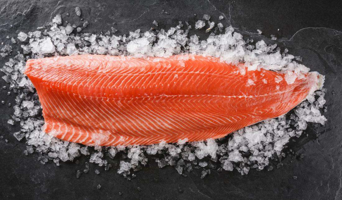 Da bi s prehrano zaužili 2000 dnevnih enot vitamin D, bi morali pojesti kar tri kilograme lososa na dan. Foto: Jukov studio/Shutterstock