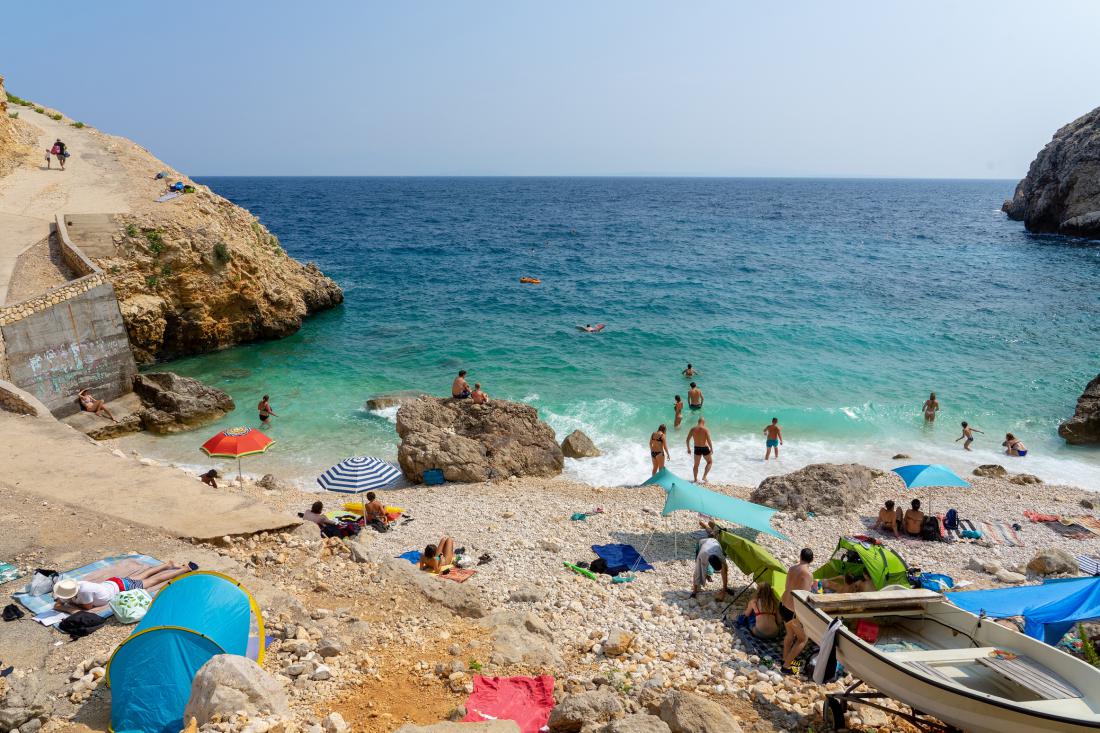 Plaža Mali Bok je nekaj posebnega, saj se bohoti v številnih odtenkih modre. Foto: berni0004/Shutterstock
