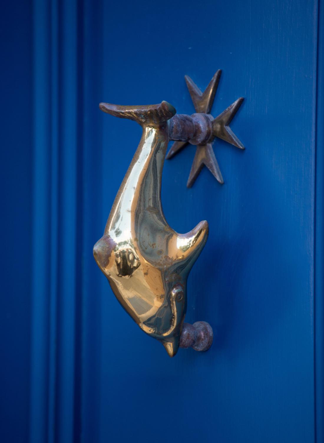 Maltežani so z delfini močno povezani, vrata malteških domov pogosto krasijo tolkala v obliki teh morskih živali. Foto: Natalia Golovina/Shutterstock
