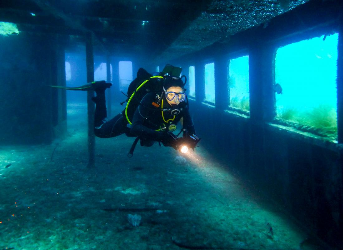 Potopljena potniška ladja Karwela. Dolga je dobrih 50 metrov, bila pa je namerno potopljena leta 2006 kot umetni greben in potapljaška zanimivost. Dostopna je z obale, na jugu otoka Gozo. Foto: Urban Modic