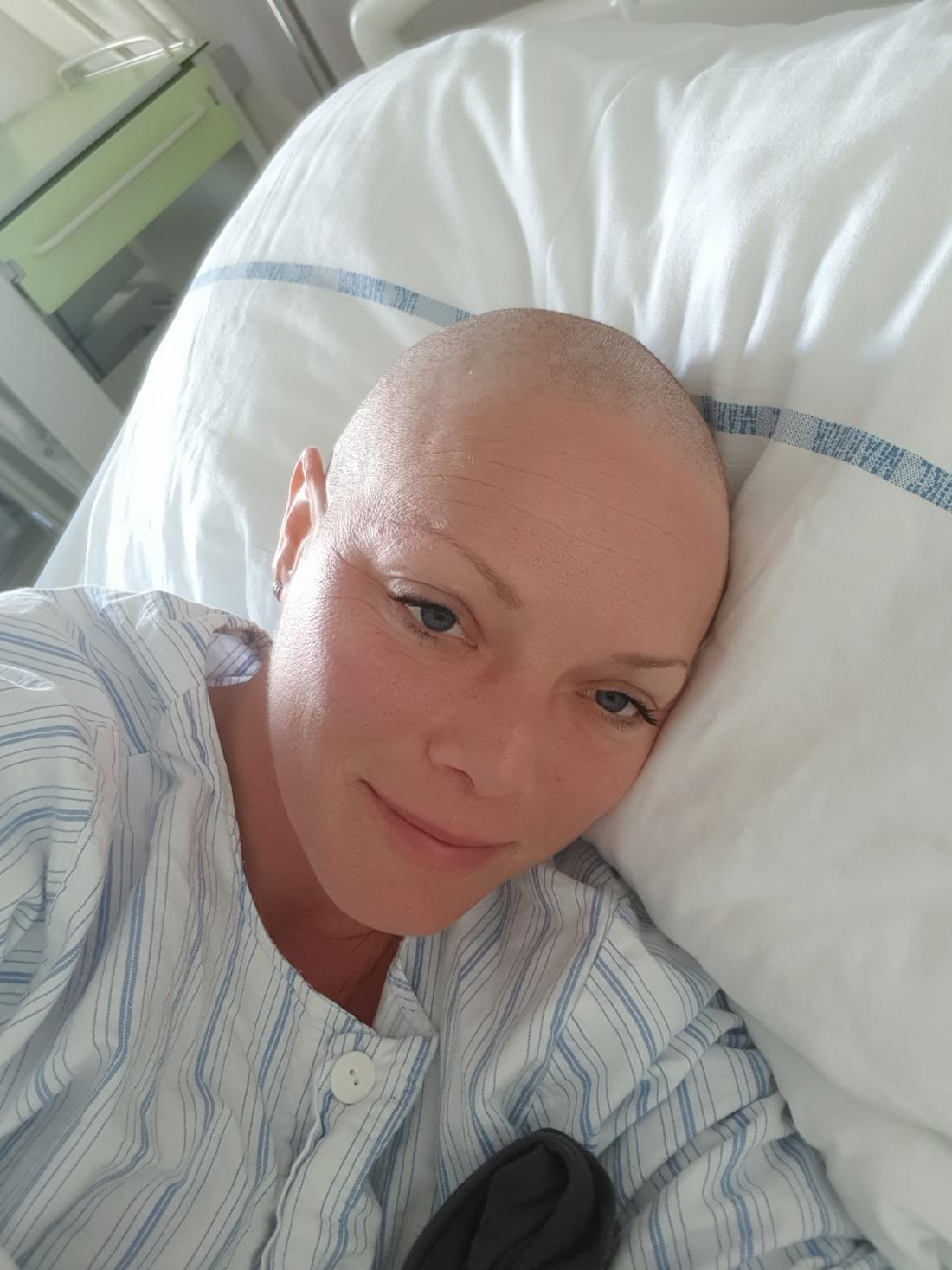 Diagnozo je Manca sprejela kot nov začetek v življenju, ne kot konec. Fotografija je nastala med prejemanjem tretje kemoterapije.