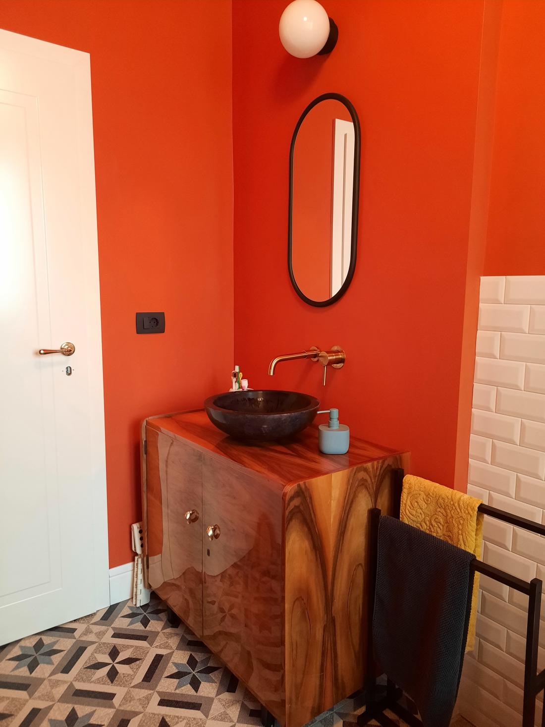 Živih barv se ne boji, v kopalnici kraljuje oranžna.