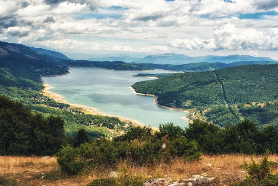 Ob Mavrskem jezeru vam ne bo dolgčas, saj ponuja vse mogoče aktivnosti na prostem. Foto: Atosan/Shutterstock