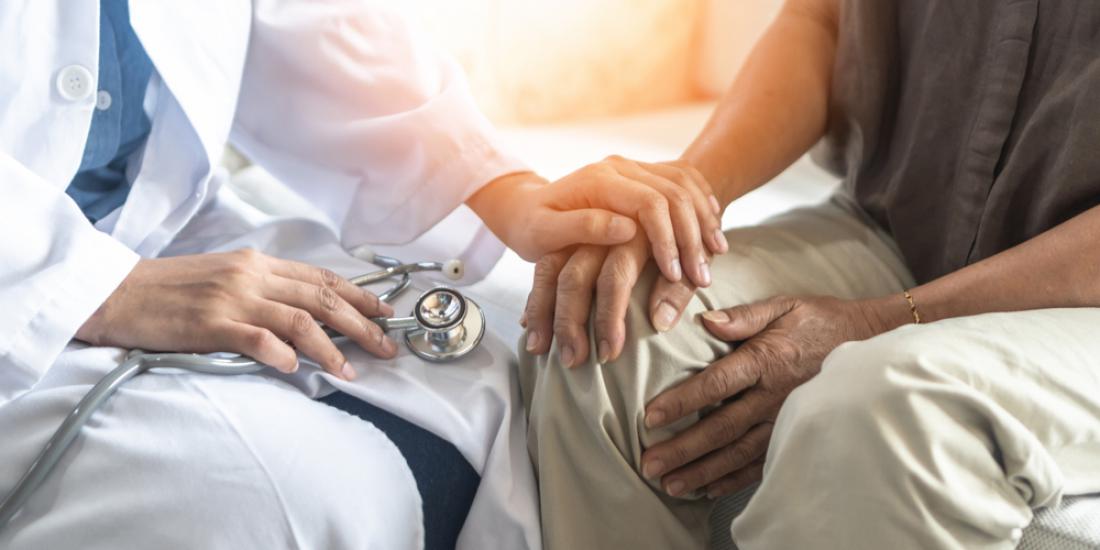 Starejši si zaslužijo mehko medicino in še posebno previden pristop. Foto: Chinnapong/Shutterstock