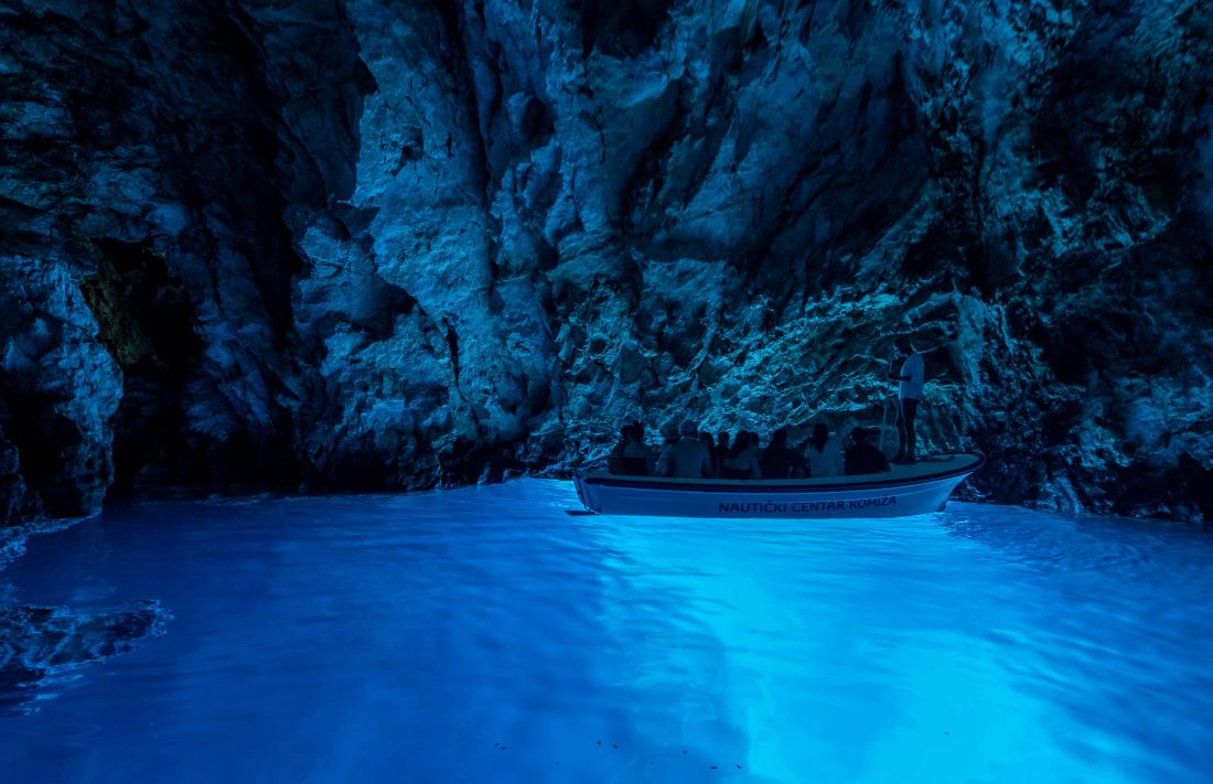 Modra špilja je zaradi posebne modre svetlobe v njej edinstvena. Foto: Dave Z/Shutterstock.